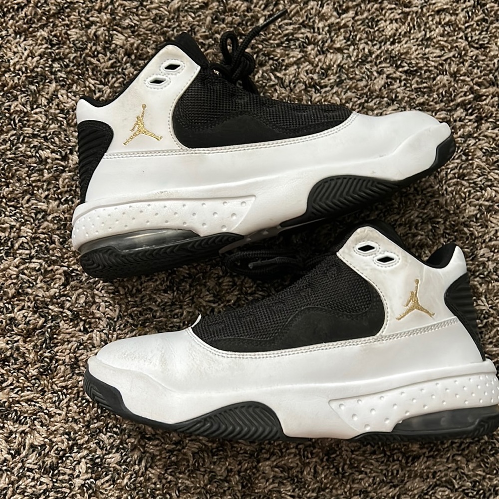 Jordan max aura 2 boys size 4